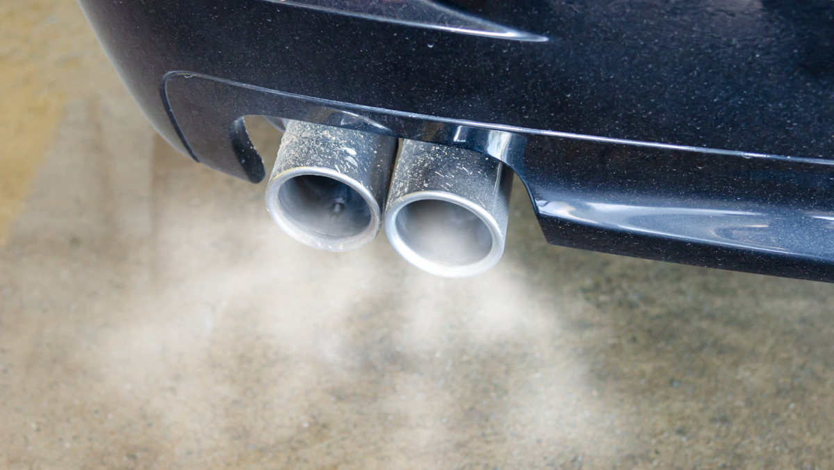 Der Gas abgebende Auspuff eines Autos