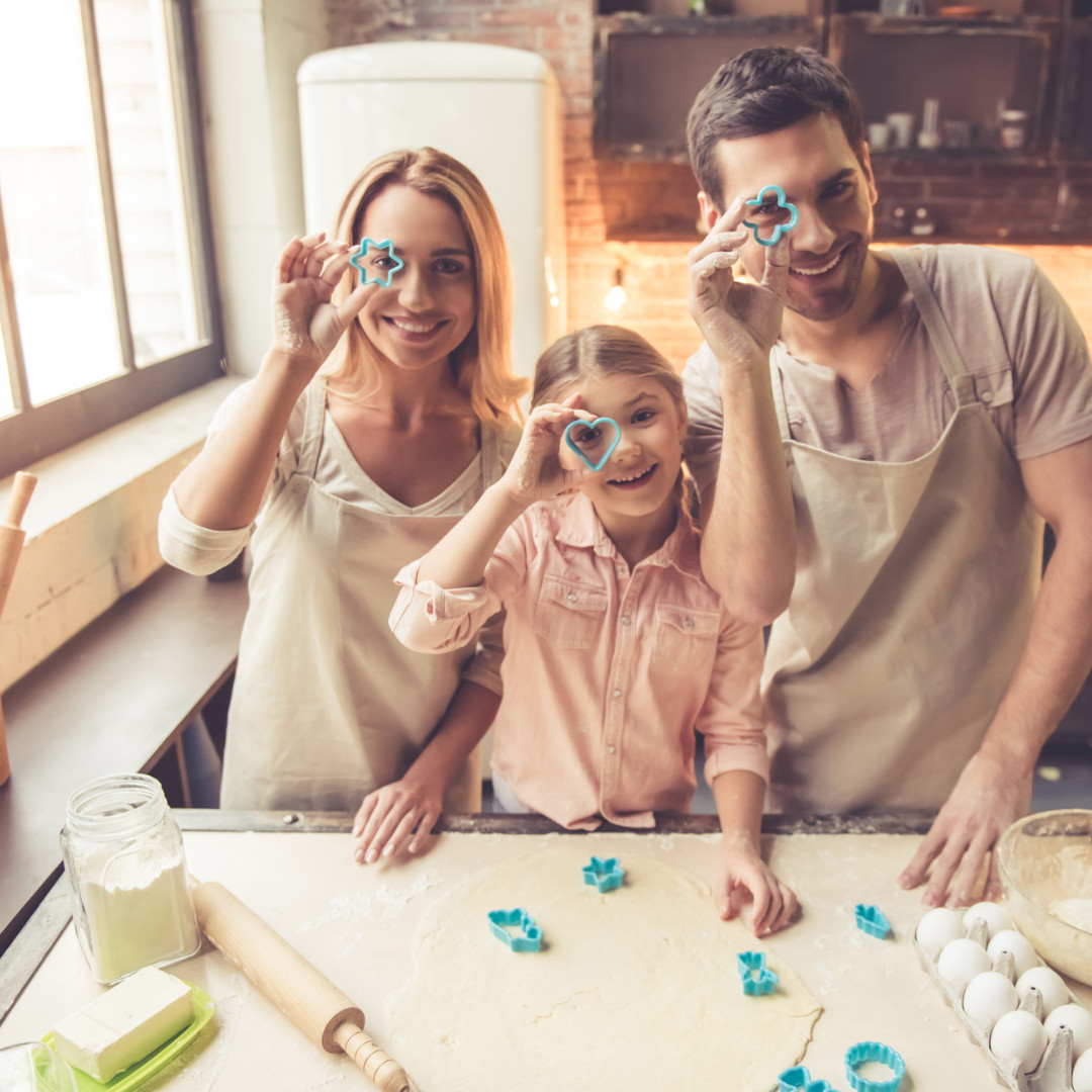 Familie am Backen