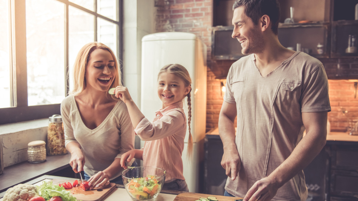 Familie zusammen am Kochen