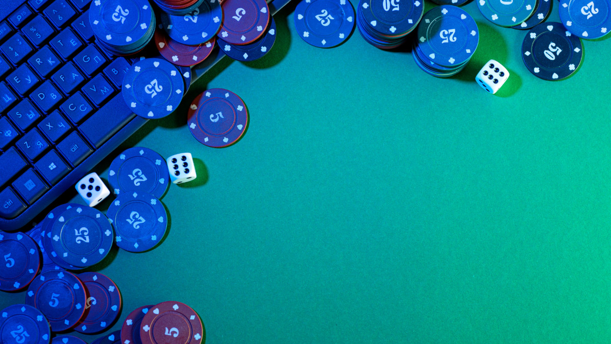 Pokerchips und Würfel an einem Laptop
