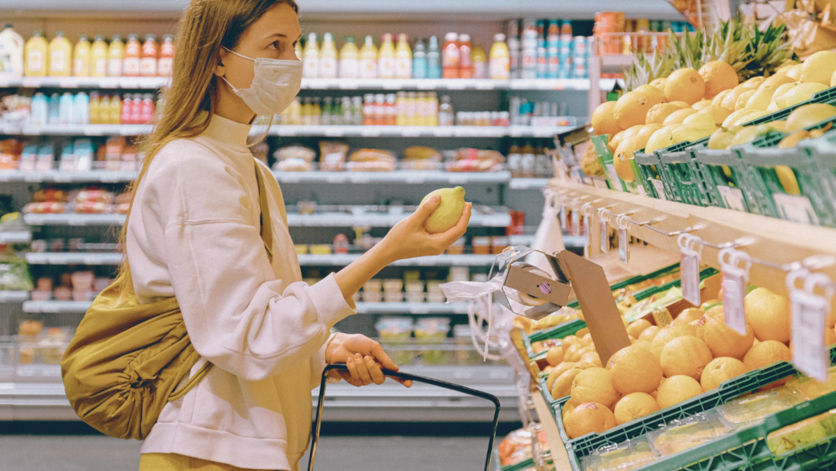 Person vergleicht Zitronen Preise
