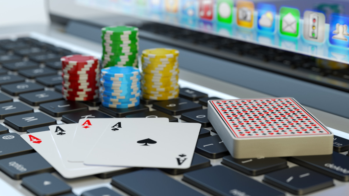 Pokerkarten und Chips auf einem Laptop